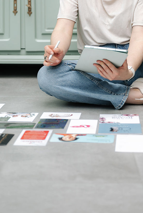 Flyer, die auf dem Boden liegen mit Teilkörperansicht und Tablet