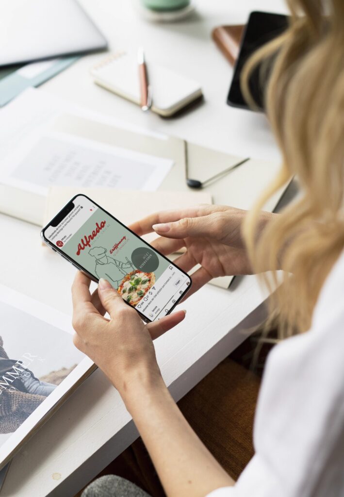 Flyer Alfredo als Social Media Bild Mockup Schulteransicht