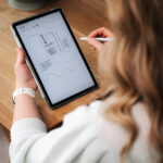Blick über Corinnas Schulter auf ein Tablet Nr. 2