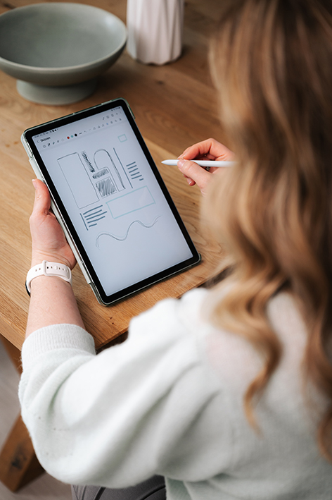 Blick über Corinnas Schulter auf ein Tablet Nr. 2