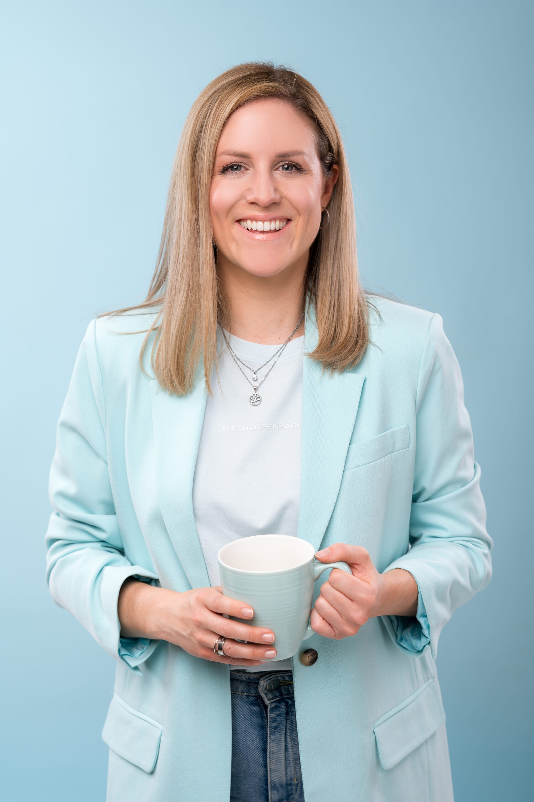 Corinna mit Kaffeetasse