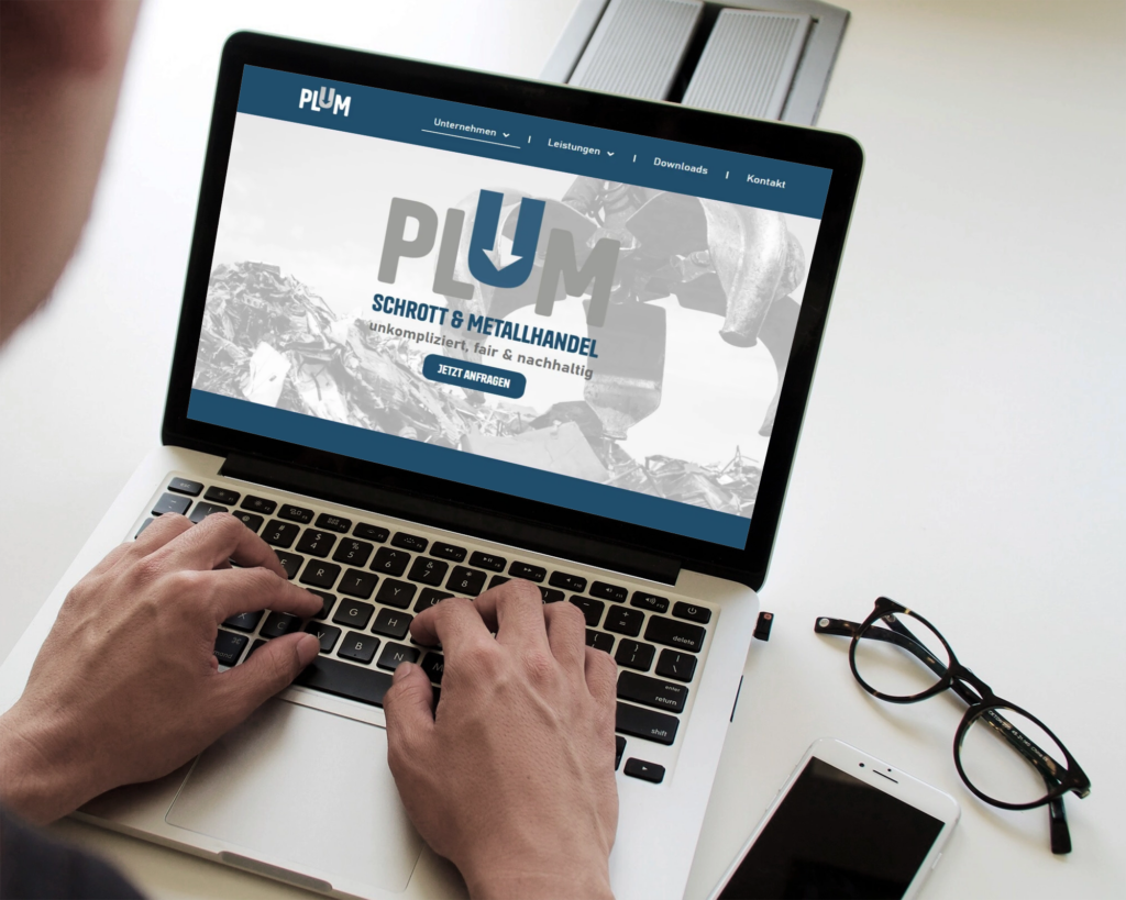 Paket Exklusiv Ein Mann tippt auf seinem Laptop